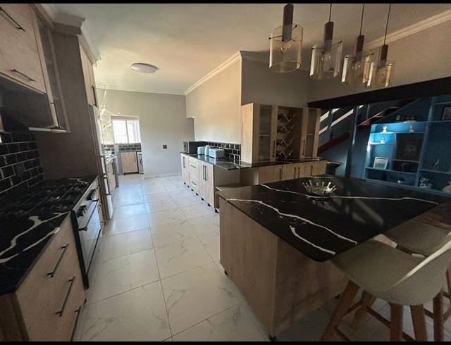 5 BEDROOM HOUSE FOR SALE IN DORINGKLOOF